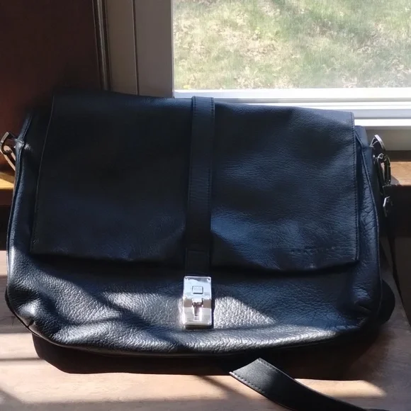 Kenneth Cole Reaction Laptop Messenger Bag - Picture 4 of 16